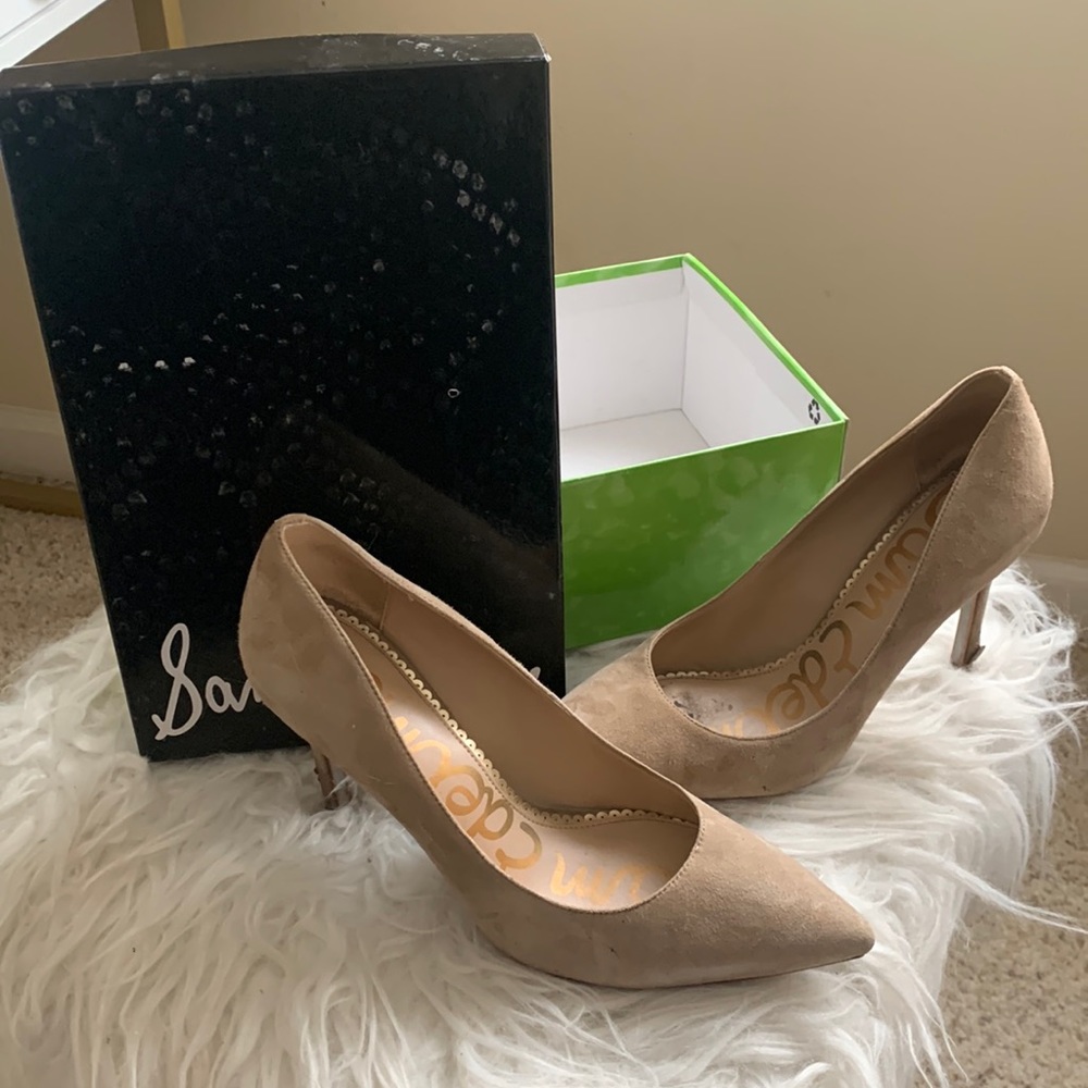 Well loved suede heels 👠